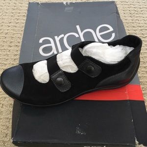 ARCHE Copow style. Size UK 2/US 4. Brand new